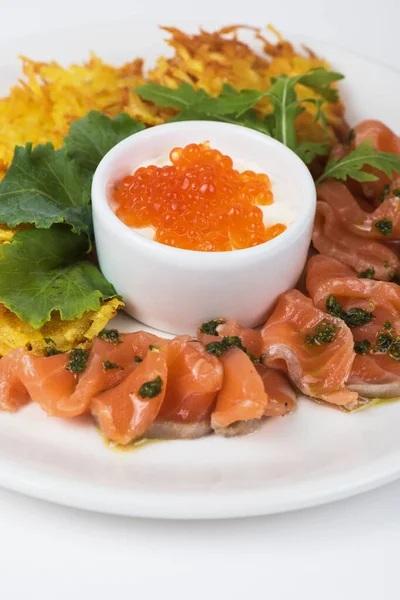 Crêpes de pommes de terre saumon poisson et caviar rouge — Photo