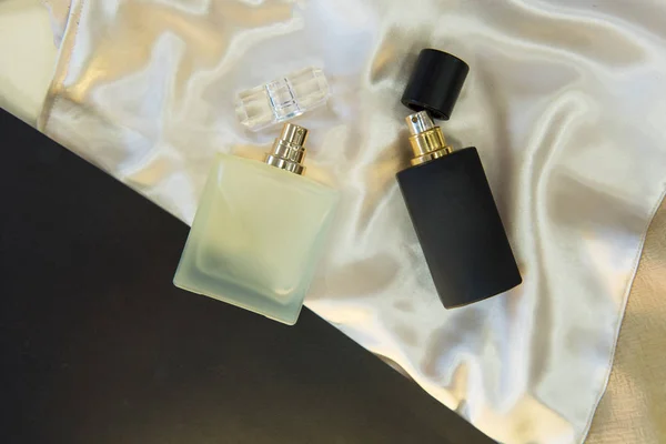 Composición plana con dos botellas de perfume —  Fotos de Stock