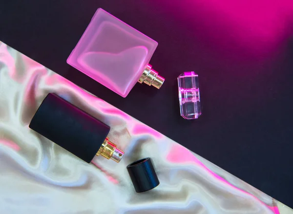 Composición plana con dos botellas de perfume —  Fotos de Stock