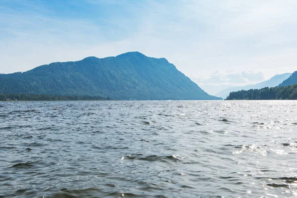 Lago Teletskoye nelle montagne di Altai — Foto Stock