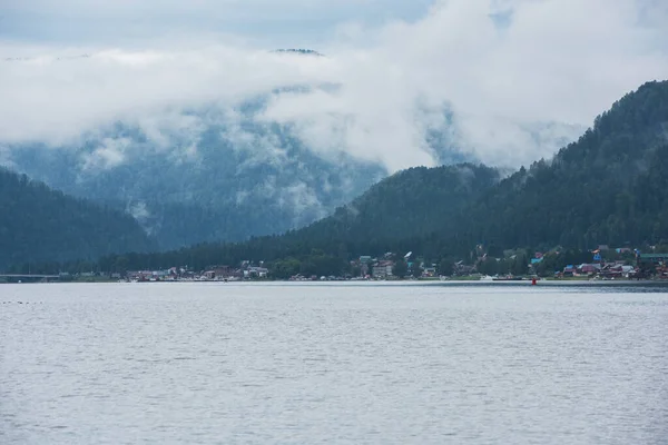 Lago Foggy Teletskoye nas montanhas de Altai — Fotografia de Stock