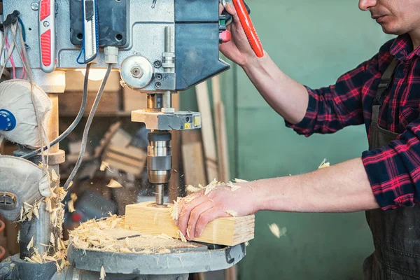 Carpinteros con taladro eléctrico perforando tablero de madera — Foto de Stock