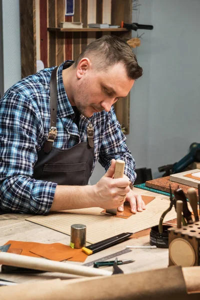 Konzept der handwerklichen Herstellung von Lederwaren. — Stockfoto