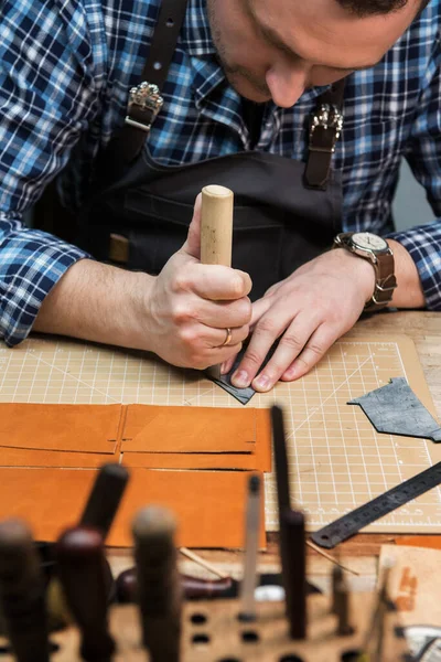 Conceito de artesanato artesanal produção de artigos de couro. — Fotografia de Stock