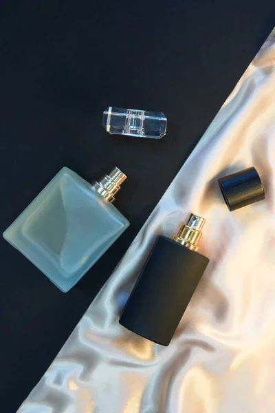 Dos botellas de perfume —  Fotos de Stock