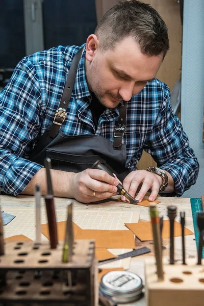 Konzept der handwerklichen Herstellung von Lederwaren. — Stockfoto