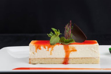 Soslu peynirli kek.