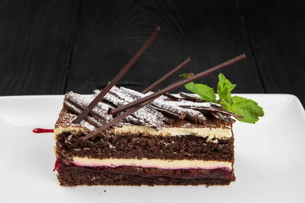 Teller mit Stück leckerem Schokoladenkuchen — Stockfoto