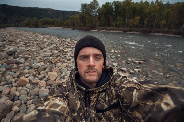 Běloch v horách dělá selfie — Stock fotografie