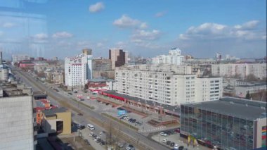 Karayolu ve caddelerin görünümü, kişisel izolasyon döneminde trafik ve iş faaliyetlerinde azalma