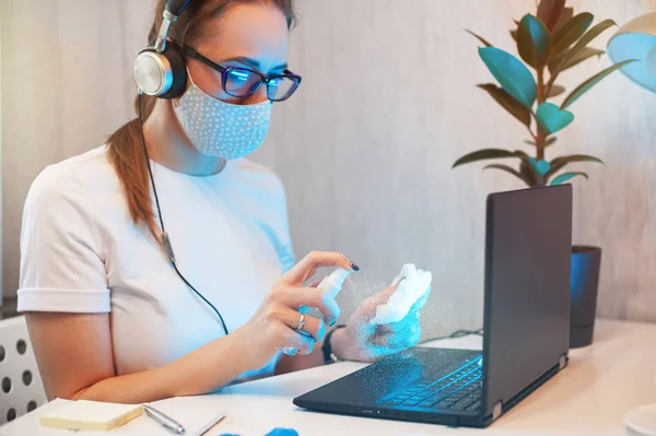 Mujer desinfecta la superficie del teléfono —  Fotos de Stock