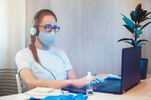 Mujer en la oficina trabajando con el ordenador portátil —  Fotos de Stock