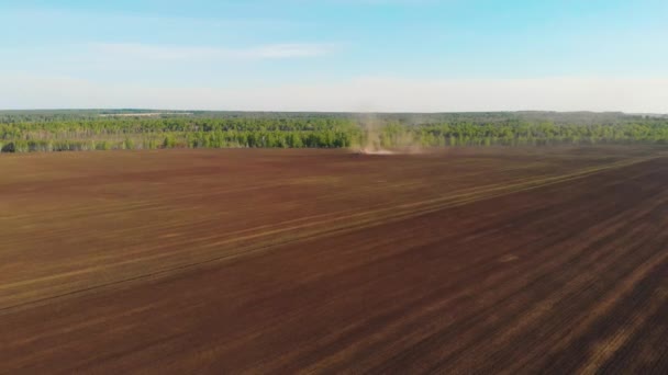 Maquinaria agrícola en campo de primavera — Vídeos de Stock