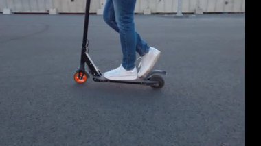 Elektrikli scooter kullanan bir kadın