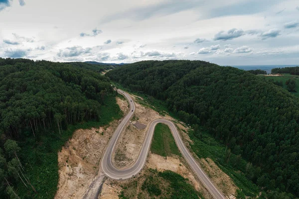 Vew aérien supérieur de route sinueuse dans les montagnes — Photo