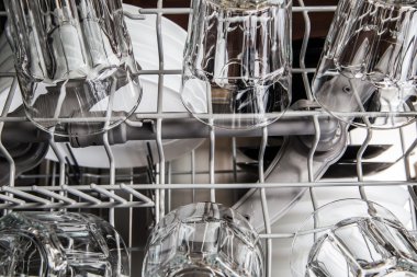 Temiz şeffaf gözlük içine modern bulaşık makinesi