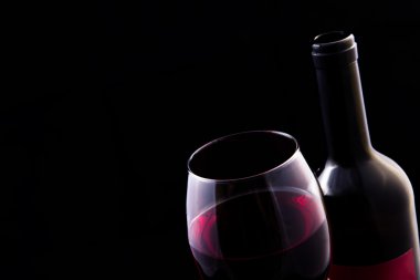 Cam ve açık şişe kırmızı asma