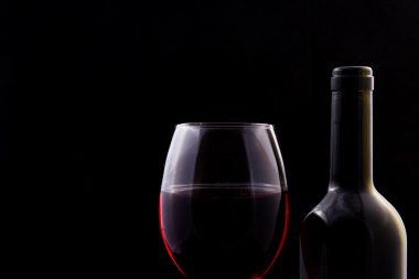 Cam ve açık şişe kırmızı asma