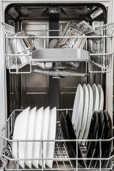 Placas y vasos limpios en la máquina lavavajillas — Foto de Stock