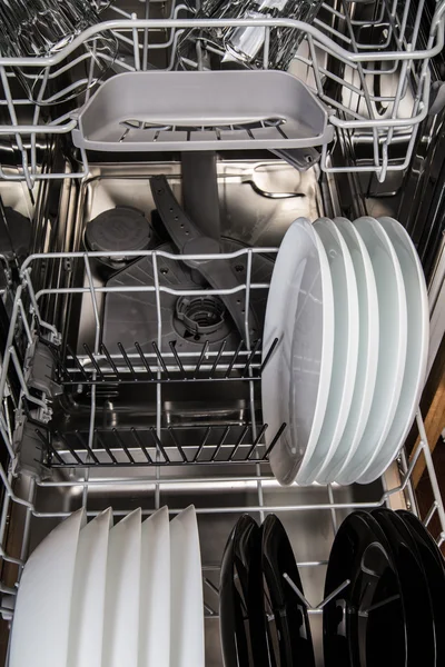 Platos en una moderna máquina lavavajillas — Foto de Stock