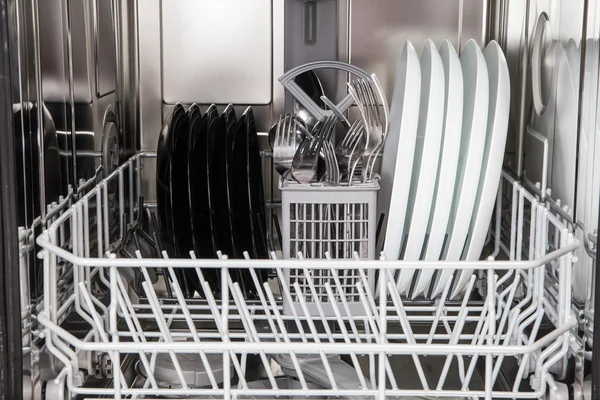 Dania po praniu w nowoczesne zmywarki maszyny — Zdjęcie stockowe