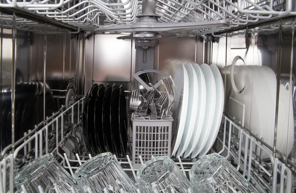 Platos después de la limpieza en la máquina lavavajillas — Foto de Stock