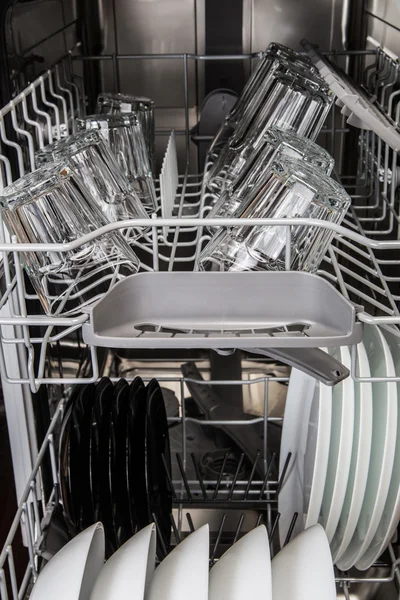 Platos brillantes en la moderna máquina lavavajillas — Foto de Stock