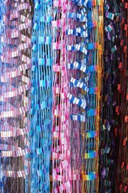 renkli kumaş satırları