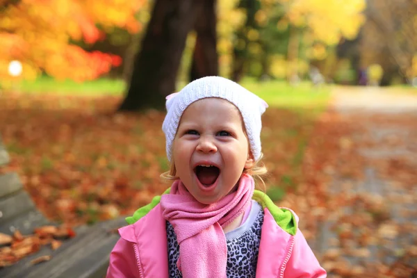 Retrato de estilo de vida de una niña feliz — Foto de Stock