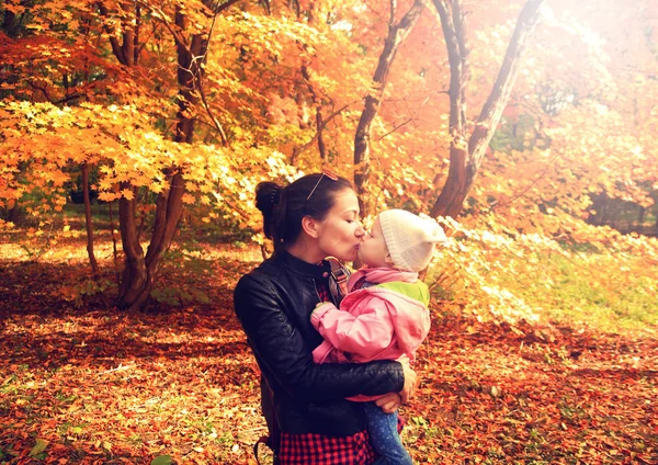 Happy kissing mother and daughter — Stock Photo, Image