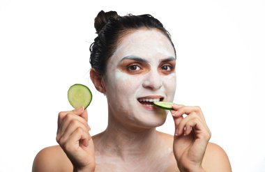 yüz maskesi ile genç kız