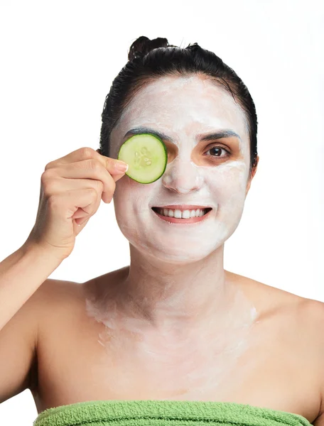 Sorrindo mulher esconder seu olho — Fotografia de Stock