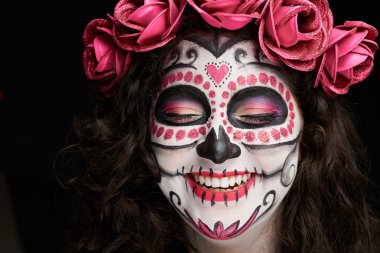 Kafatası yüz gülümseyen