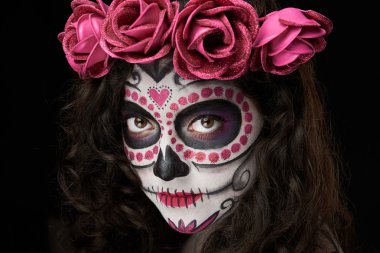 kadının yüzündeki kafatası