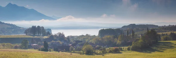 Kolorowy krajobraz mgła jezioro góry — Zdjęcie stockowe