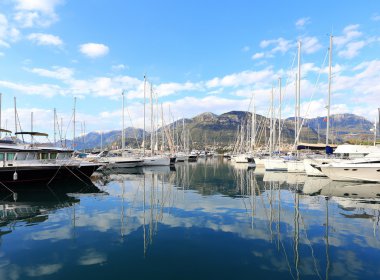 Yatlar ve deniz suyu onun yansıması