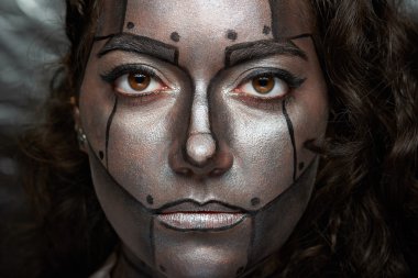 Gümüş kadınlar yüz 