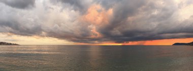 Akşam güneş ışığı aydınlatmak deniz suyu