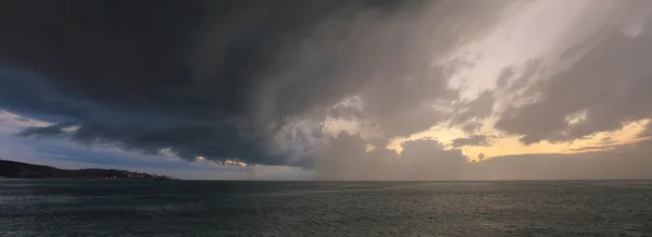 Tempestade pesada com nuvens escuras a bordo do mar — Fotografia de Stock