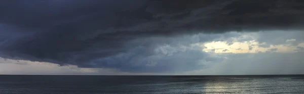 Tempestade pesada com nuvens escuras a bordo do oceano — Fotografia de Stock