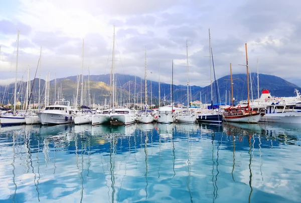Luxury white yachts on blue water — Stockfoto