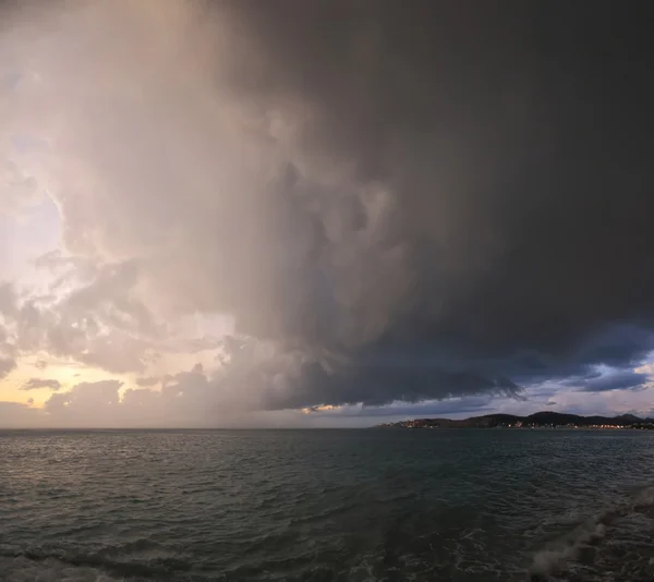 Ouragan et nuages sombres au-dessus de la mer — Photo