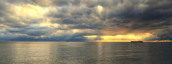 Cargo ship at the ocean — Stock fotografie