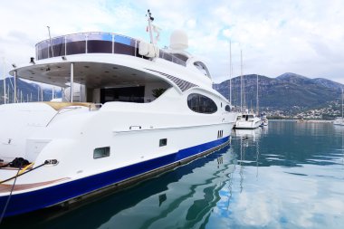 Beyaz lüks yat Marina