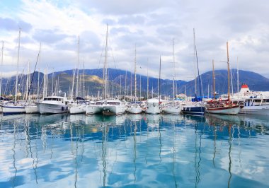 Mavi su beyaz Lüks Yatlar