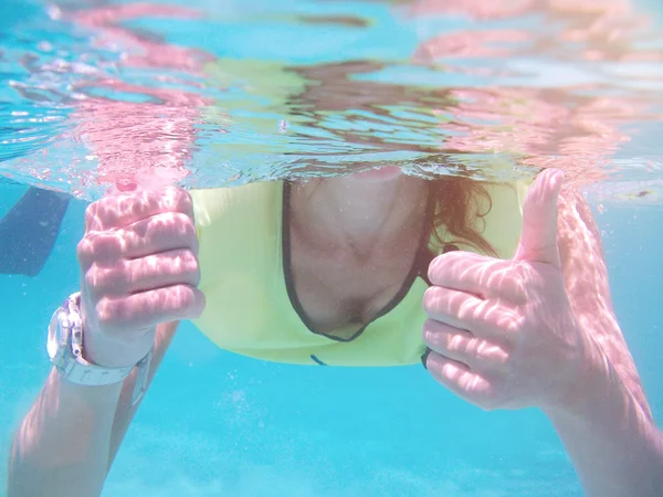 Pulgar bajo el agua hacia arriba — Foto de Stock