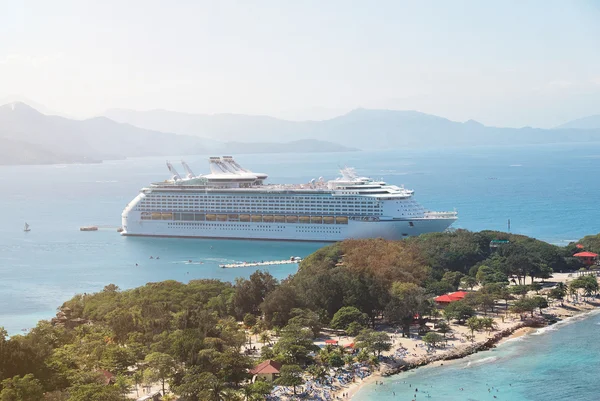 Cruiseschip gedokt — Stockfoto