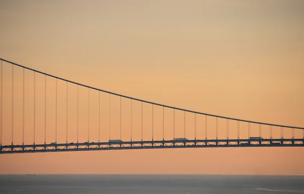 Caminhões mover na ponte grande — Fotografia de Stock