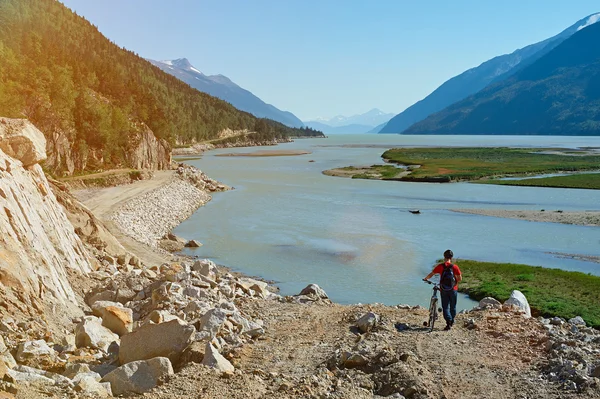 Homme avec vélo dans le paysage de montagne — Photo