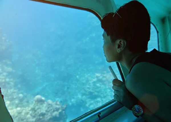Mujer sentarse en vidrio barco de fondo — Foto de Stock